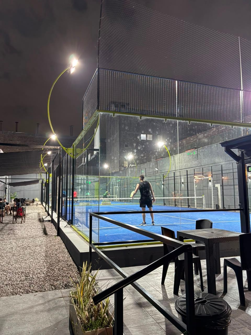 Canchas de pádel iluminadas de noche