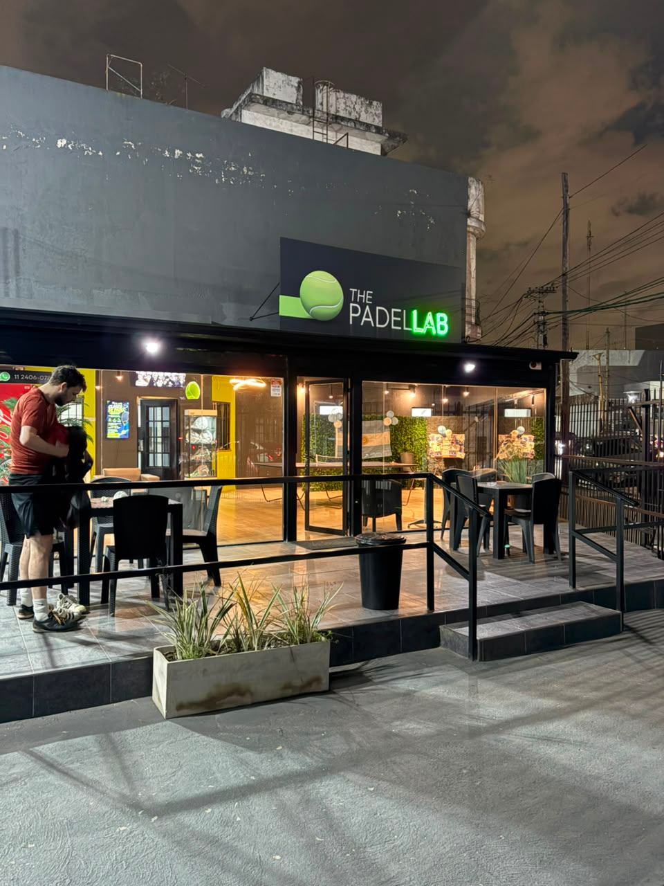 Fachada del club The Padel Lab de noche