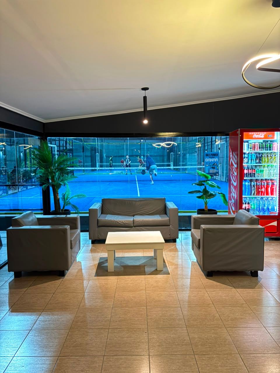 Lounge con vista a las canchas