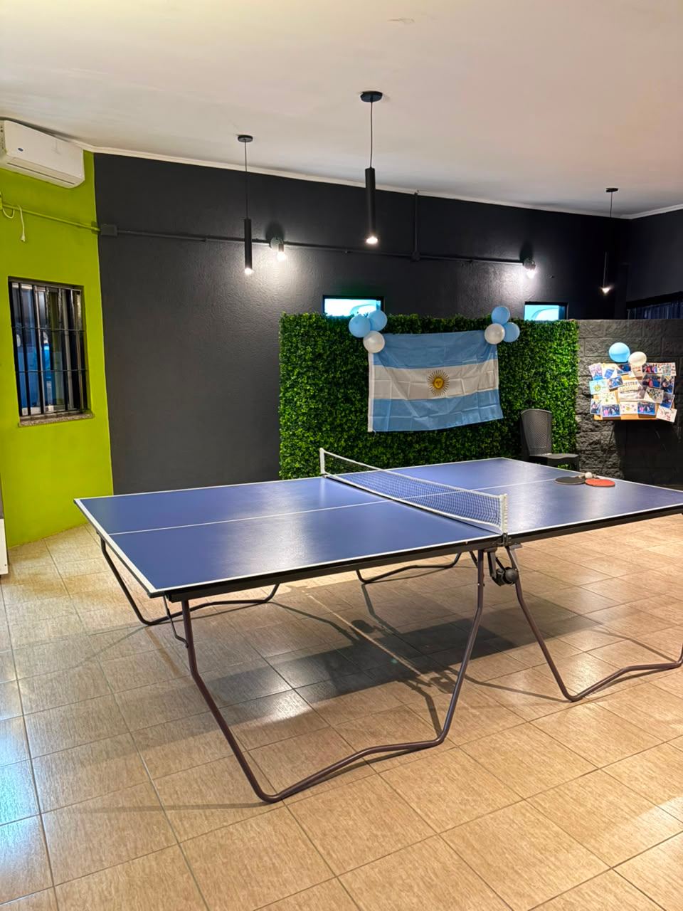 Sala de juegos con mesa de ping-pong